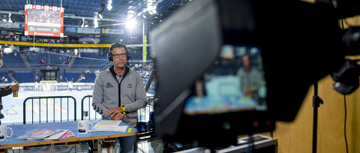 Kiel, 6. Oktober 2020. In der Handball-Bundesliga trifft der THW Kiel (weiß) auf die TSV Hannover-Burgdorf (grün).

Kiels Neuzugang Oskar Sünnefeldt wird von Ulf Kahmke, dem Moderator Hallen-TV der Wunderino Arena, interviewt.