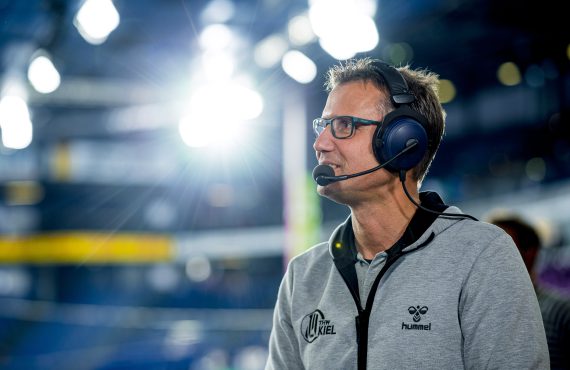 Kiel, 6. Oktober 2020. In der Handball-Bundesliga trifft der THW Kiel (weiß) auf die TSV Hannover-Burgdorf (grün).

Ulf Kahmke, der Moderator Hallen-TV der Wunderino Arena.